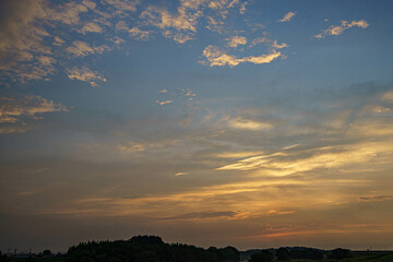 朝焼けに染まる秋の空