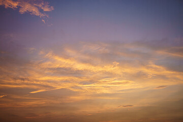 朝焼けに染まる秋の空