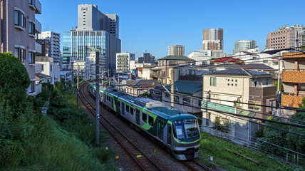 Fototapeta premium 都会を走る電車