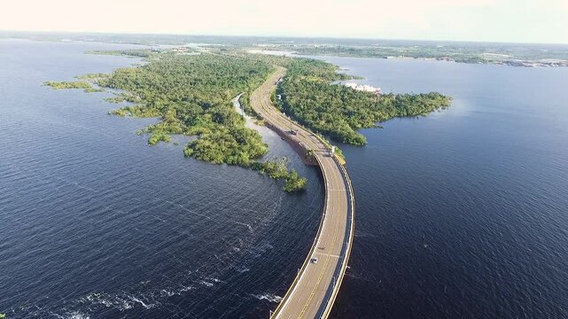 Imagem a&eacute;rea de ponte sobre o Rio Negro com a floresta amaz&ocirc;nica ao fundo