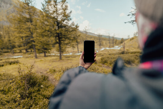smart phone blank screen in travelers hand 