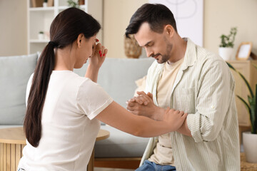 Obraz premium Religious couple praying at home