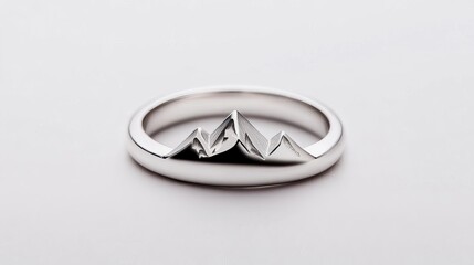 Ring with mountain peak design, ideal for nature lovers and adventurers