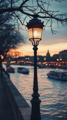 Obraz premium A street lamp is lit up in the evening by the water