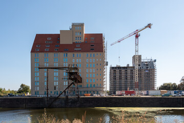 Altes Silogeb&auml;ude, Speicher, davor Baukran, Wissenschaftshafen Magdeburg, Sachsen-Anhalt, Deutschland