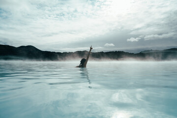 Obraz premium アイスランドのブルーラグーンで泳ぐ