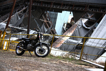 老朽化した工場とバイク