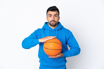 Obraz premium Caucasian man over isolated white background playing basketball