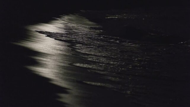 満月の明かりに光る夜の波 Night waves shining in the moonlight