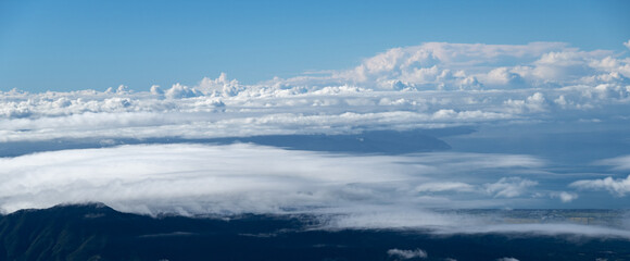 山の上から眺める湧きあがる雲の風景