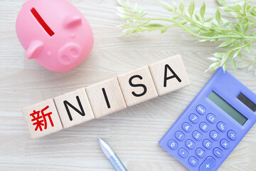 新NISAのイメージ　豚の貯金箱と電卓