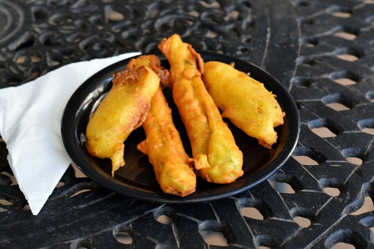 A closeup picture of fried Indian dish called Mirchi bajji