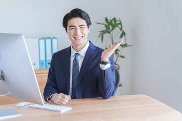 説明するビジネスマン