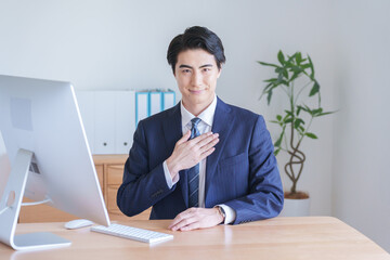 Naklejka premium 胸に手を当てるビジネスマン