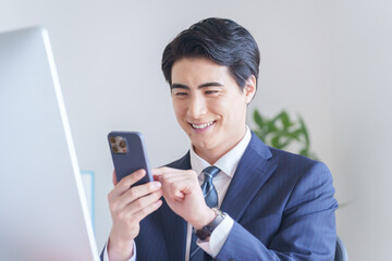 スマホを使うビジネスマン