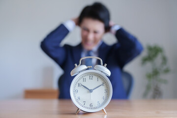 時間に追われる忙しいビジネスマン