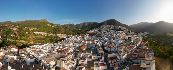 vista a&eacute;rea del municipio de Oj&eacute;n en la provincia de M&aacute;laga, Espa&ntilde;a