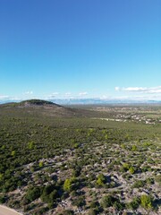 Kroatische Weite: Panoramablick auf sanfte Hügel und ferne Berge