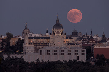 catedral de la almudena madrid y la luna