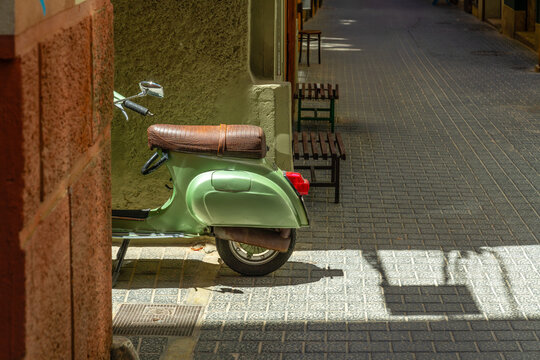 Roller steht in einer engen Gasse angelecuhtet von der Seite in Palma de Mallorca auf Mallorca Spanien