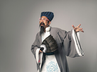 三国志に登場する諸葛孔明のような中国歴史上の軍師がダンスするシーン