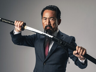 長ひげを生やした明治時代の偉人のような人物が日本刀を抜くシーン