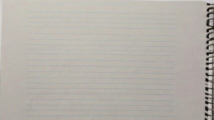 Naklejka premium Open spiral notebook with blank lined pages for writing