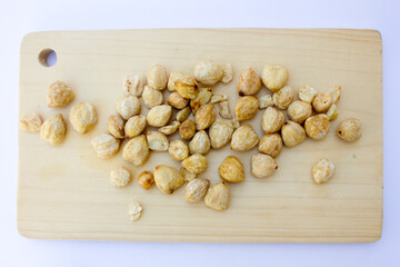 The oil extracted from candlenuts can be applied to the skin to relieve fungal infections.