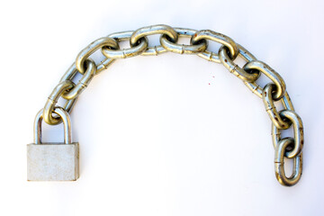 This chain lock is designed with anti-shearing properties to prevent cutting. It includes a padlock and is suitable for securing doors, tricycles, motorcycles, and cars.