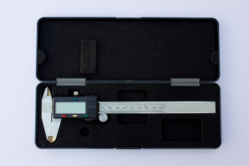 The caliper is easy to use with a digital display. It is among the common tools for measuring external and internal length and also to measure internal diameter, external diameter and depth.