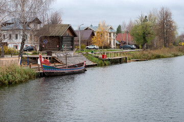 Obraz premium Suzdal. Vladimir region, Russia. An ancient ship in the form of a rook on a pier on the Kamenka River