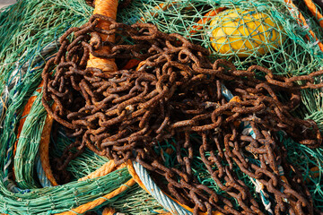 Catene arrugginite e rete da pesca