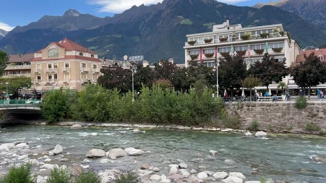 R&iacute;o Passirio y edificios residenciales en la ciudad de Merano, Italia