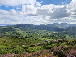 Obraz premium Green hills under blue summer sky landscape in Ireland