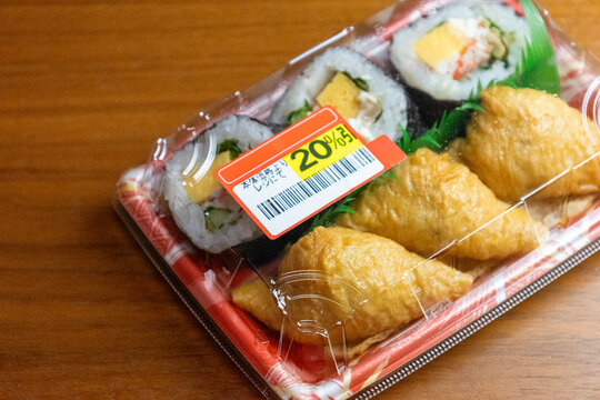 20%割引シールが貼ってあるツナの太巻きの助六