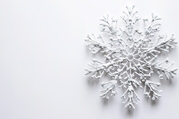 Obraz premium Snowflake with frost details on white background