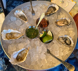 Plate with two kinds of oysters on the half shell © Jack