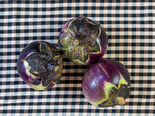 berenjena redonda o berenjena de florencia. Melanzana di firenze sobre fondo r&uacute;stico