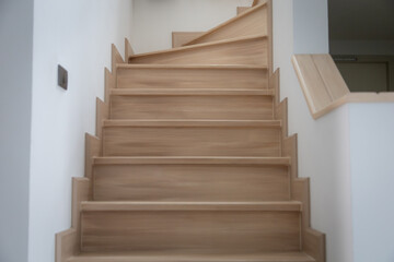  A modern, light-toned wooden staircase inside a contemporary home