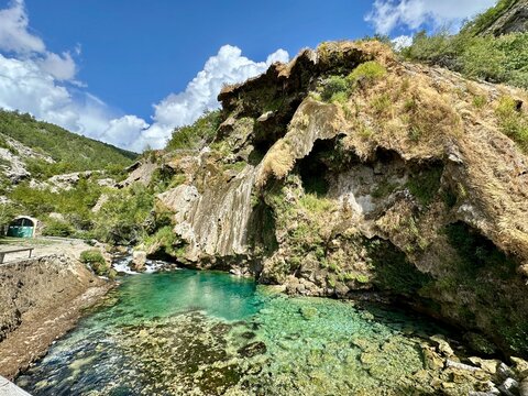 Smaragdgr&uuml;nes Wasserbecken am Fu&szlig;e des Krčić Wasserfalls