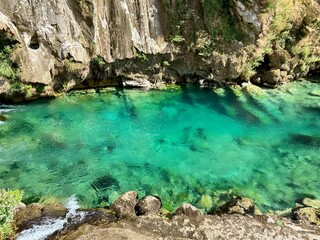 Naklejka premium Smaragdgrünes Juwel: Ein kristallklarer Bergsee