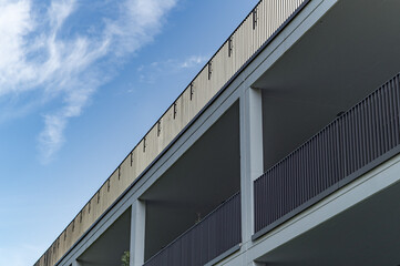 Obraz premium Railings on the roof and balcony of a modern building