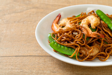 stir-fried yakisoba noodles with green peas and shrimps