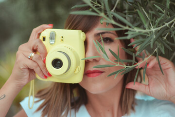 chica con c&aacute;mara de fotos instant&aacute;nea