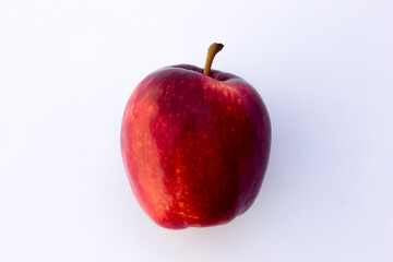 Apples are a source of vitamin C to strengthen the immune system while boosting collagen production in the skin, fiber to regulate the digestive tract, and antioxidants to protect the cells.