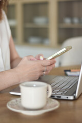 manos de una mujer trabajando con el ordenador