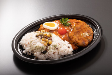 チリコンカンと豆腐ハンバーグ　十六穀米弁当