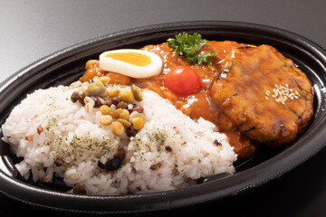 チリコンカンと豆腐ハンバーグ　十六穀米弁当