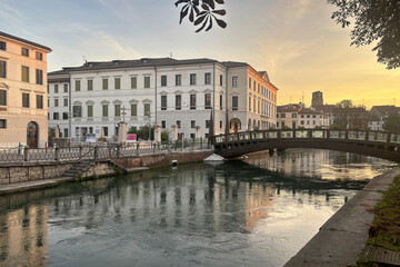 Naklejka premium città di treviso sul fiume sile, italia, 22 settembre 2024, city of treviso on sile river, italy, 22th september 2024