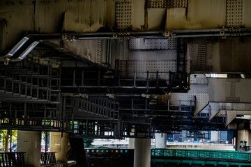 川沿いの橋の下